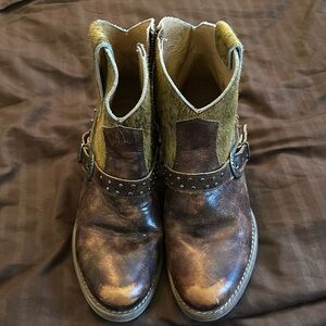 Sterling River distressed, cow fur booties